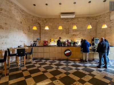 ...e delle nicchie verticali nel muro dietro il bancone del bar